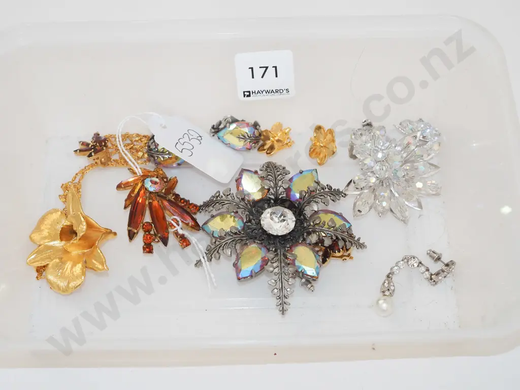 tin of costume jewelley brooches etc Image 1++