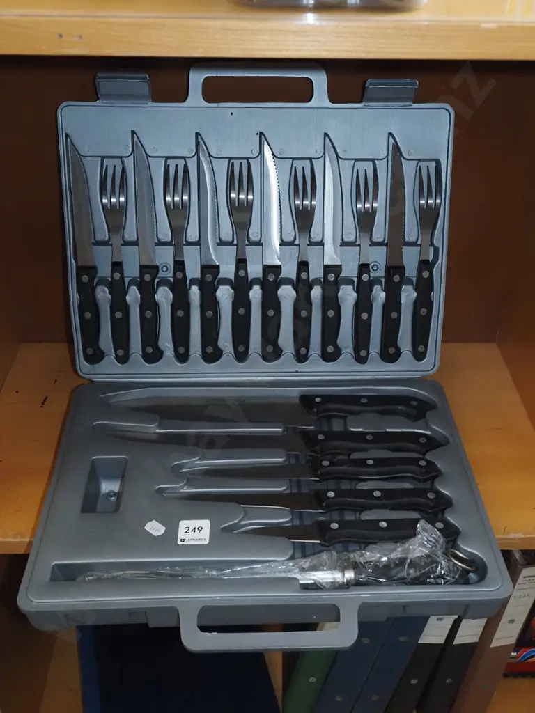 plastic cased knife set Image 1++