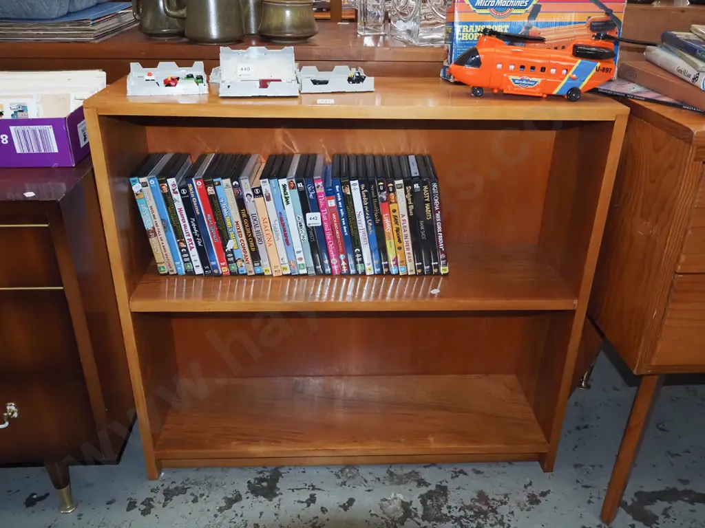solid rimu bookcase H735 W800 D225 Image 1++