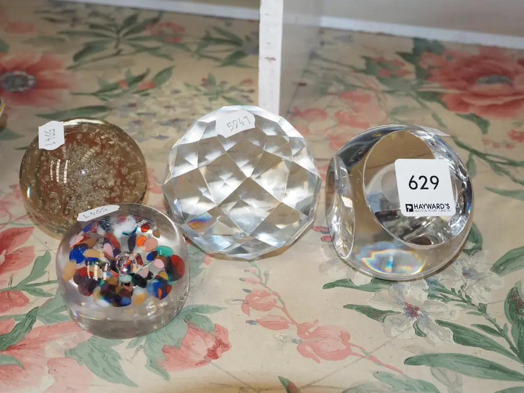 4x glass paperweights Image 1++