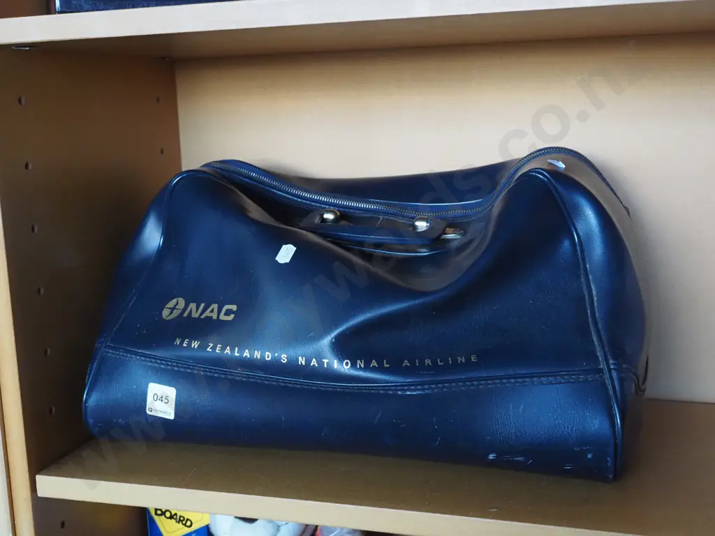 NAC vinyl holdall Image 1++