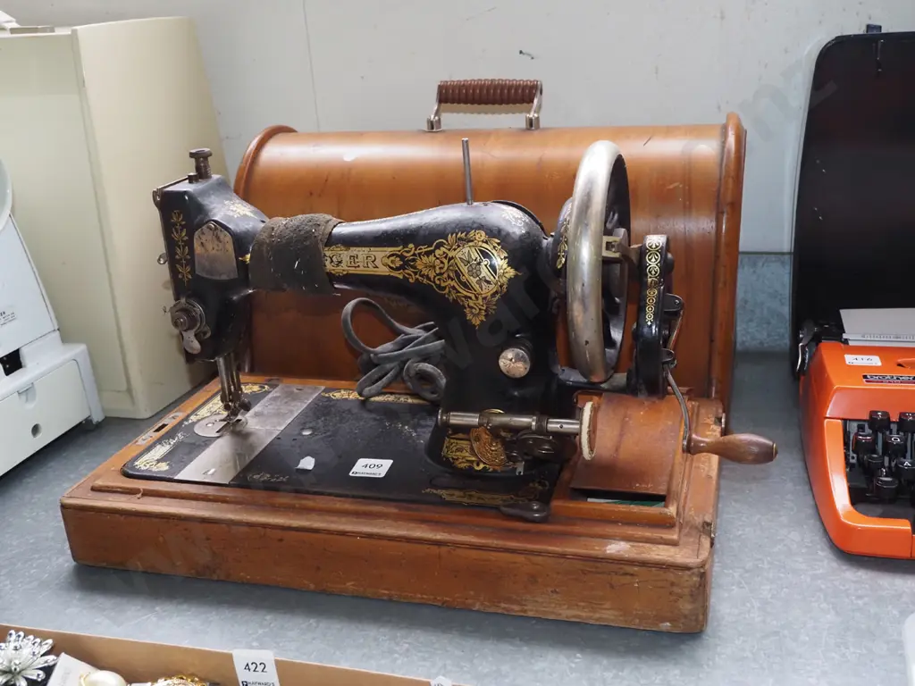 vintage Singer table top hand crank sewing machine Image 1++