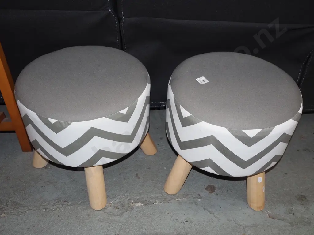 2x stools Image 1++