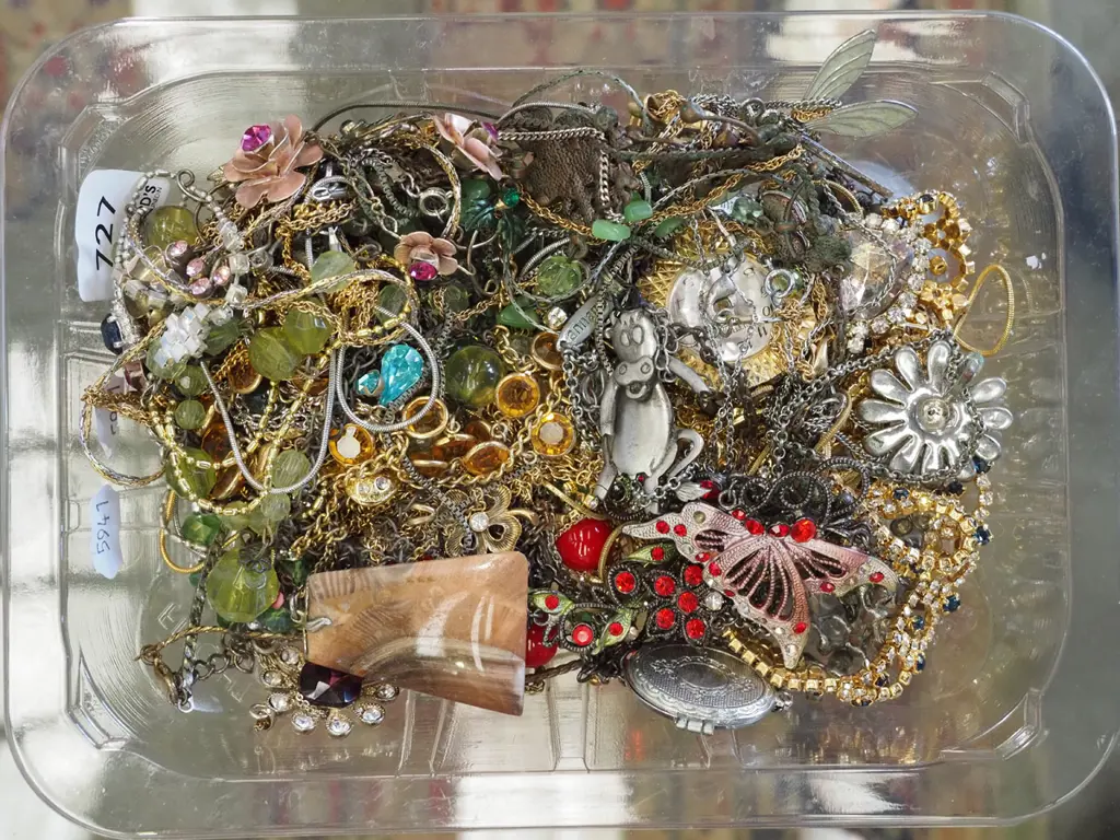 tray of costume jewellery Image 1++