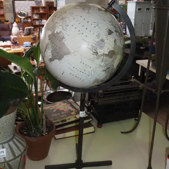 world globe on stand H720