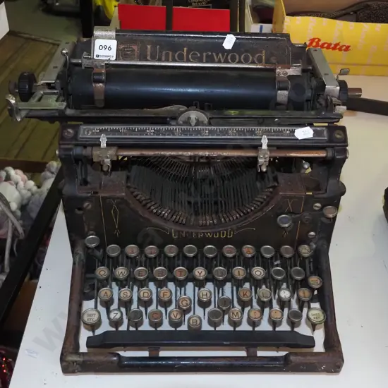 vintage Underwood typewriter - rust, wear etc