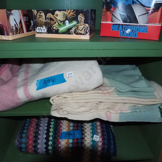 2x woollen blankets