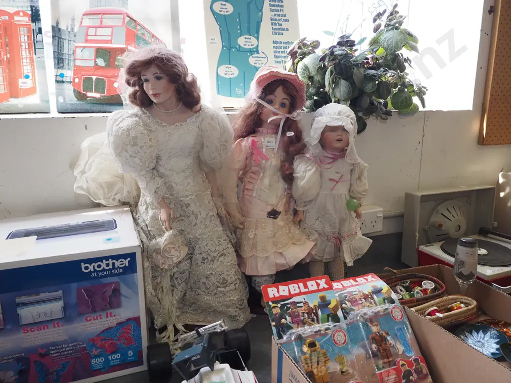3x porcelain display dolls Image 1++