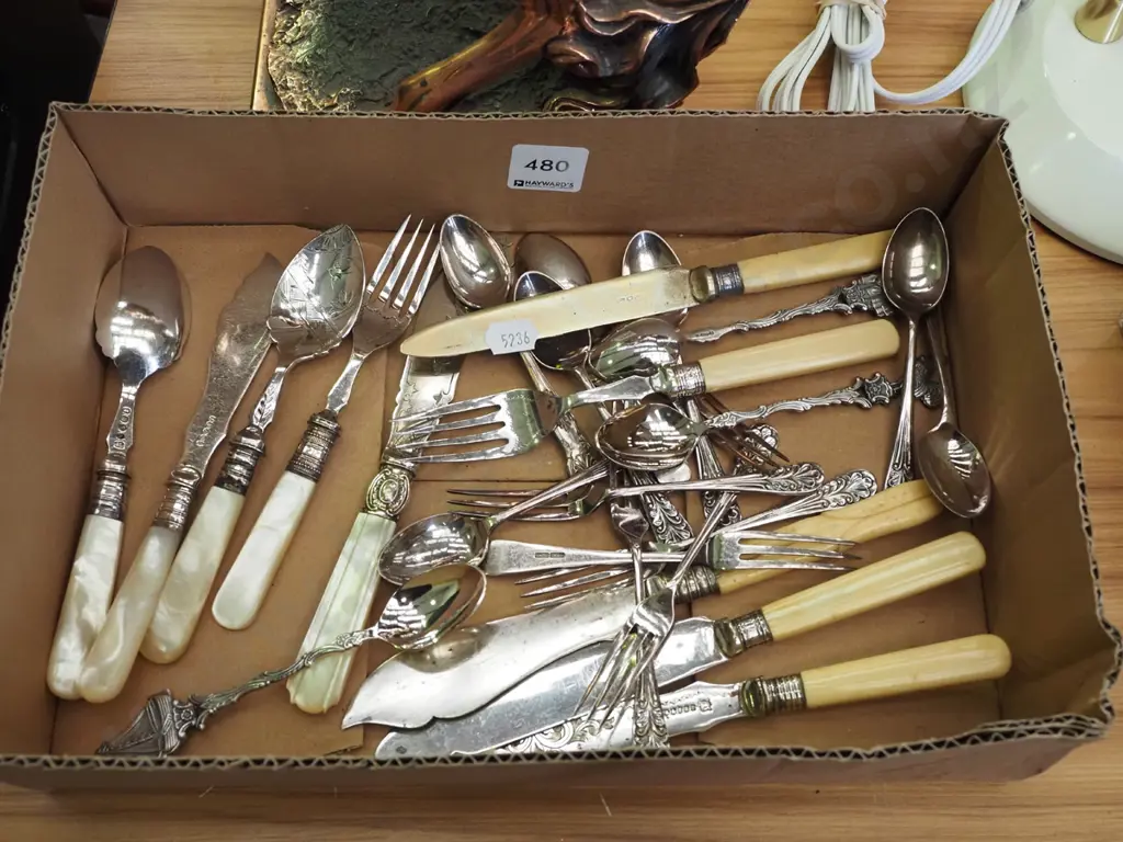 box of cutlery Image 1++