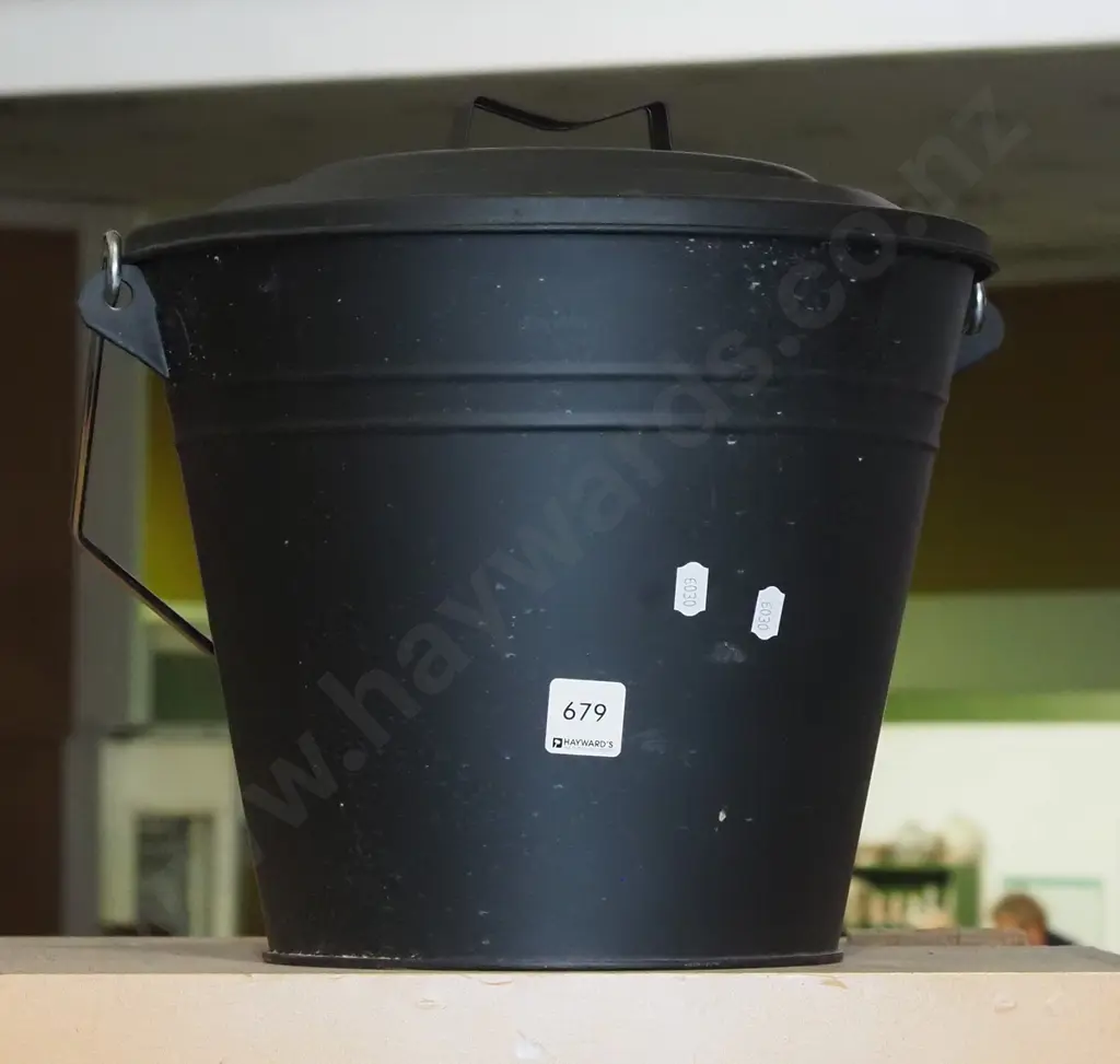 metal lidded bucket Image 1++