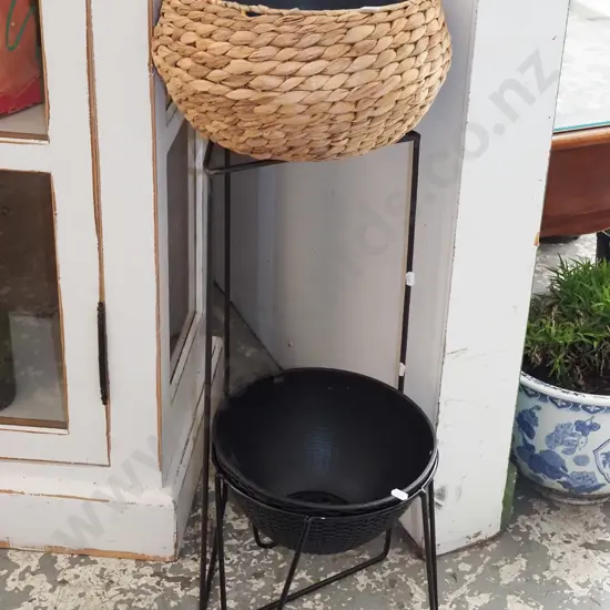 2x jardinieres stands and planters H740