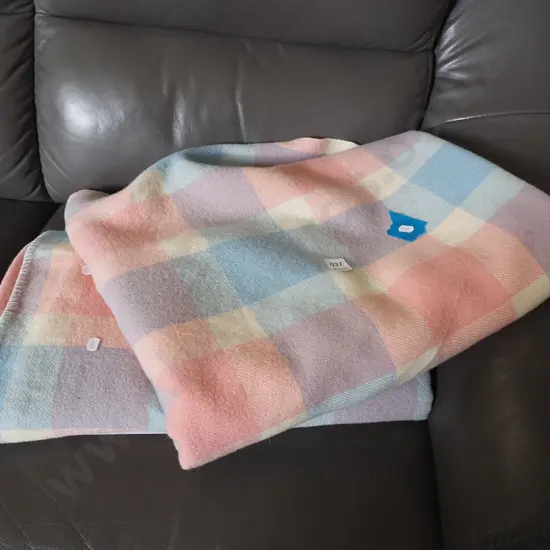2x woollen checked blankets