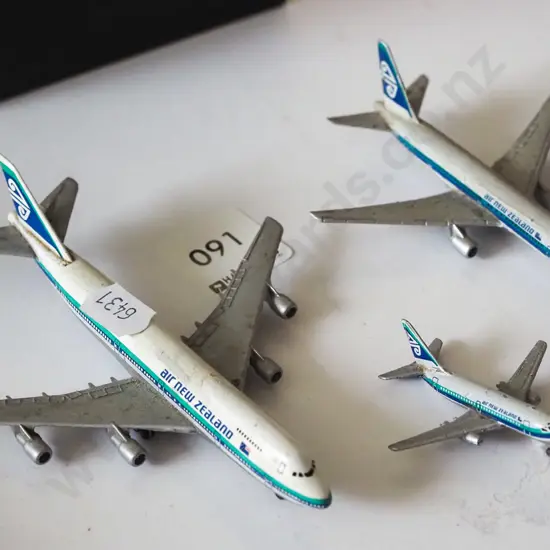 3x small diecast model airplanes L110