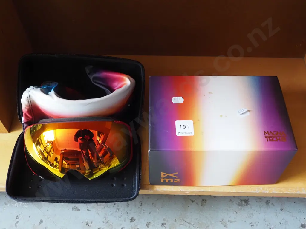 pair of Magnitek Snowsport goggles with replacable lens Image 1++