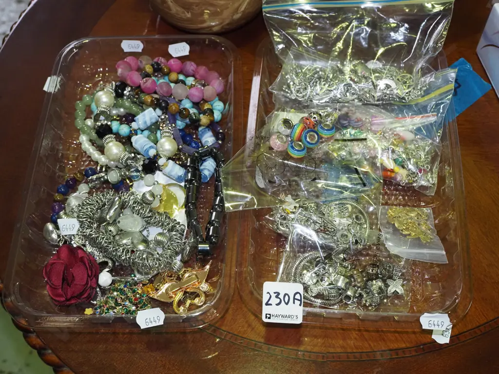 2 trays of costume jewellery Image 1++