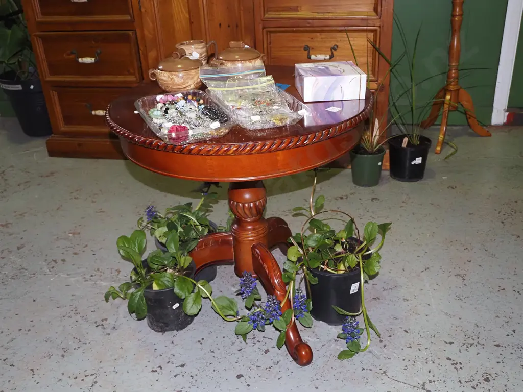 reproduction pie crusted edge pedestal table - loose top and loose legs H600 Diam580 Image 1++