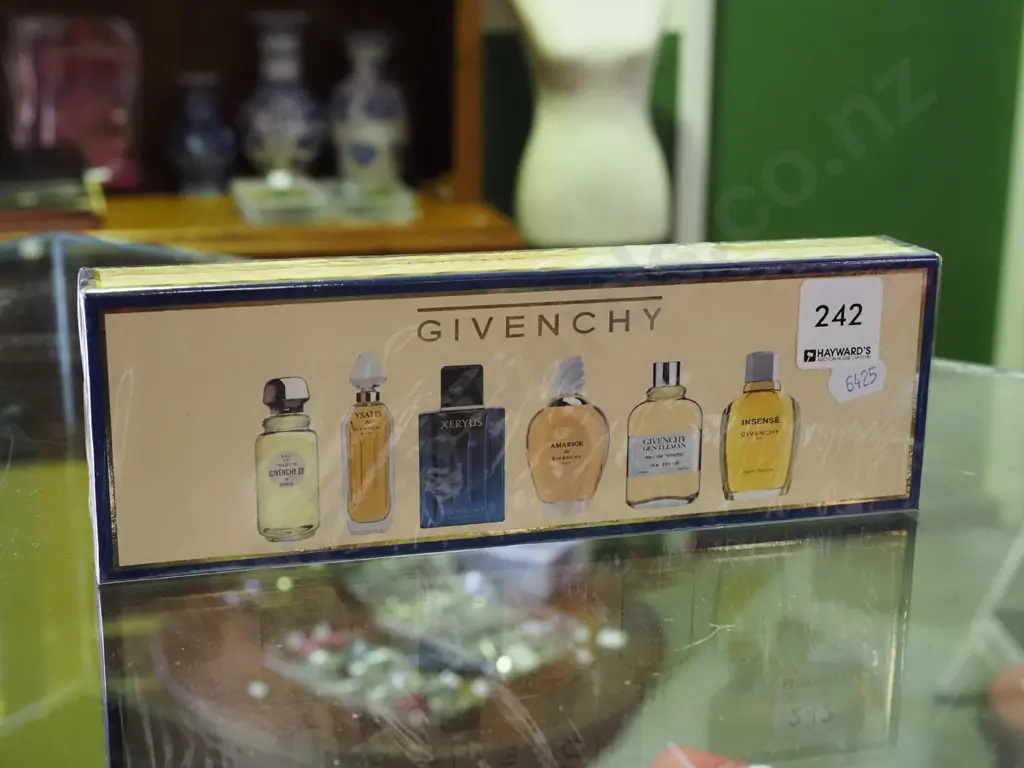 Givenchy perfume box set Image 1++