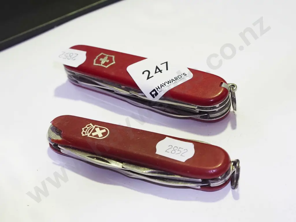 2x Swiss Army pocket knives Image 1++