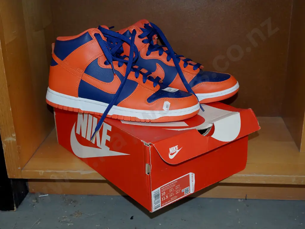 pair of Nike size 10 hightop basket ball sneakers Image 1++