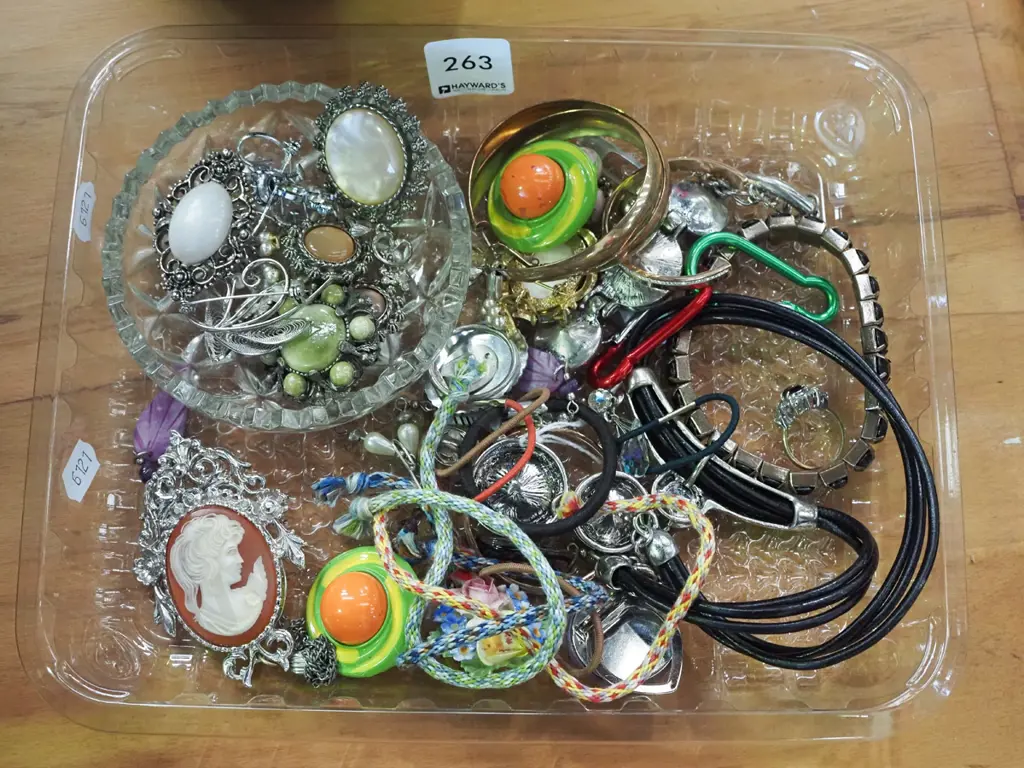 tray of costume jewellery Image 1++