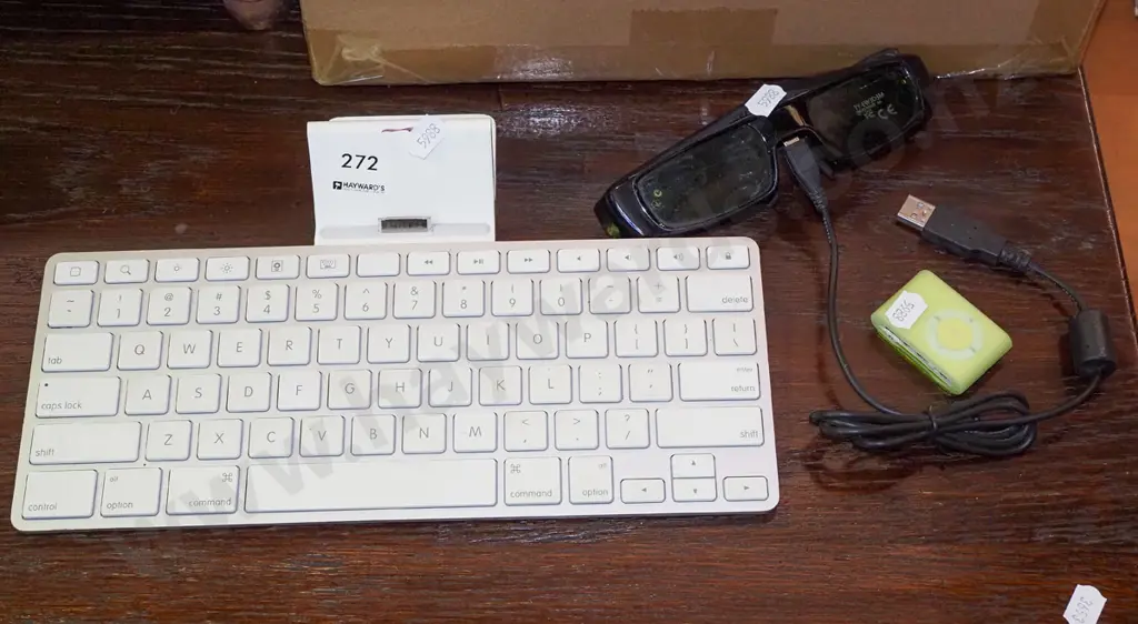 apple ipod, docking station keyboard, Panasonic smart glasses Image 1++