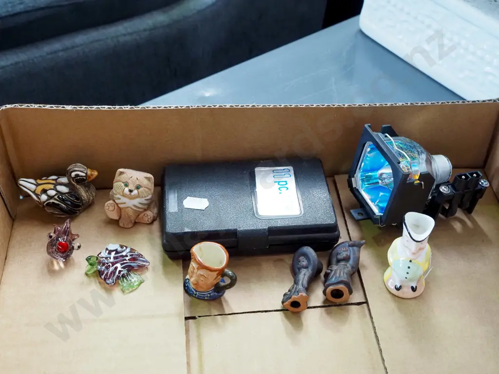box; screwdrivers, light fitting, various miniatures Image 1++