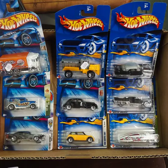 box; Hotwheels carded vehicles
