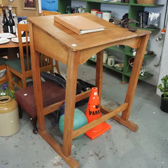 rimu lectern H1085 W770 D560