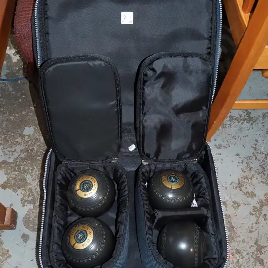 Henselite lawn bowls and pull along case