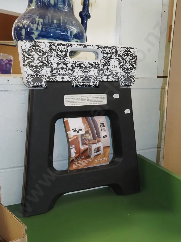 small foldaway compact step stool Image 1++