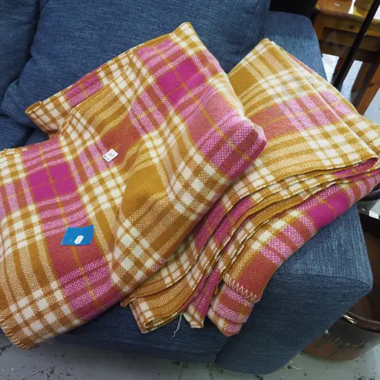 2x checked woollen blankets