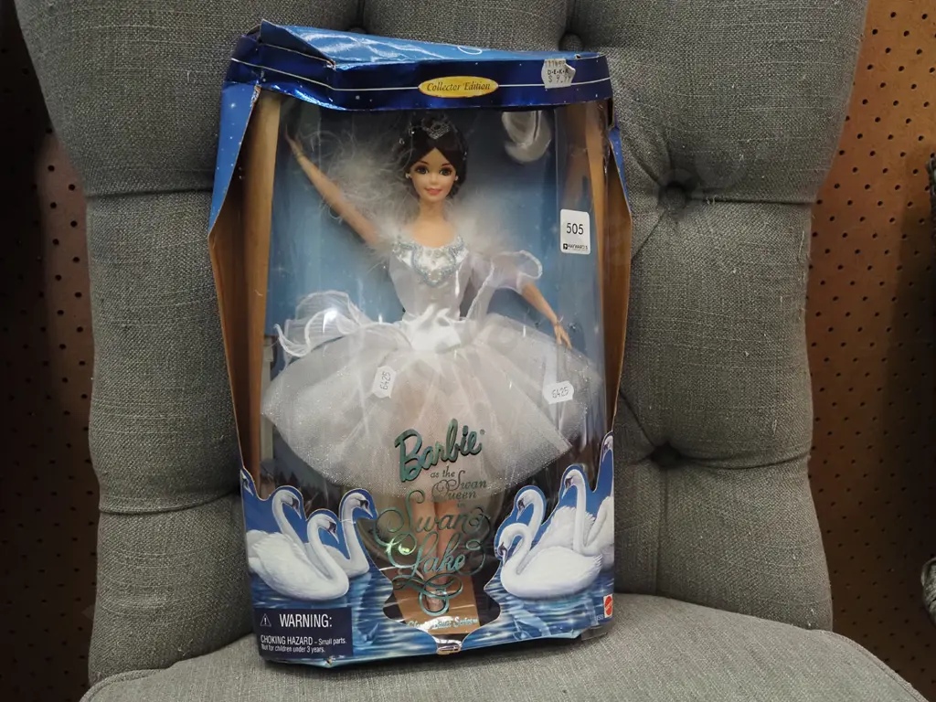 boxed Barbie Snow Queen doll - damage to box Image 1++