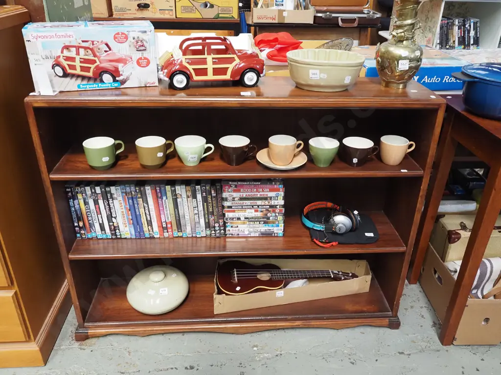 dark stained wooden bookcase H820 W1050 D230 Image 1++