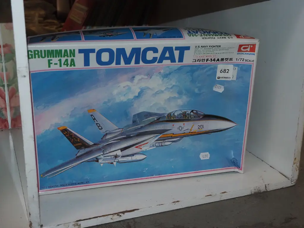 yet to be assembled scale model of F/40A Tom Cat Image 1++