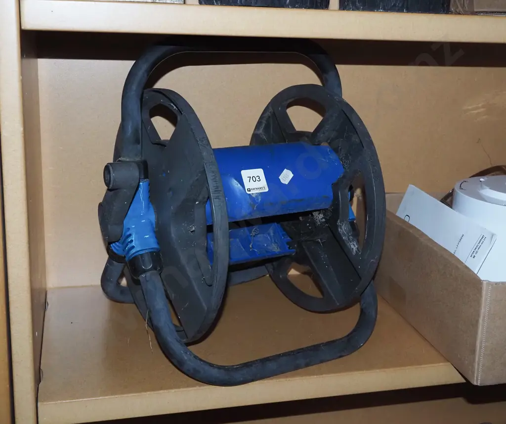 small hose reel - no hose Image 1++
