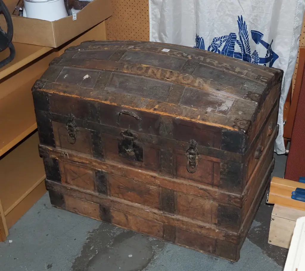vintage barrell top traveller trunk  - hinges need attention Image 1++