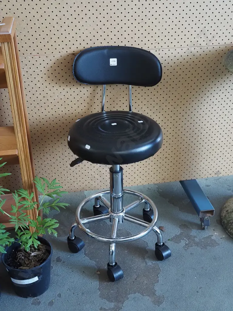 small child's stool Image 1++