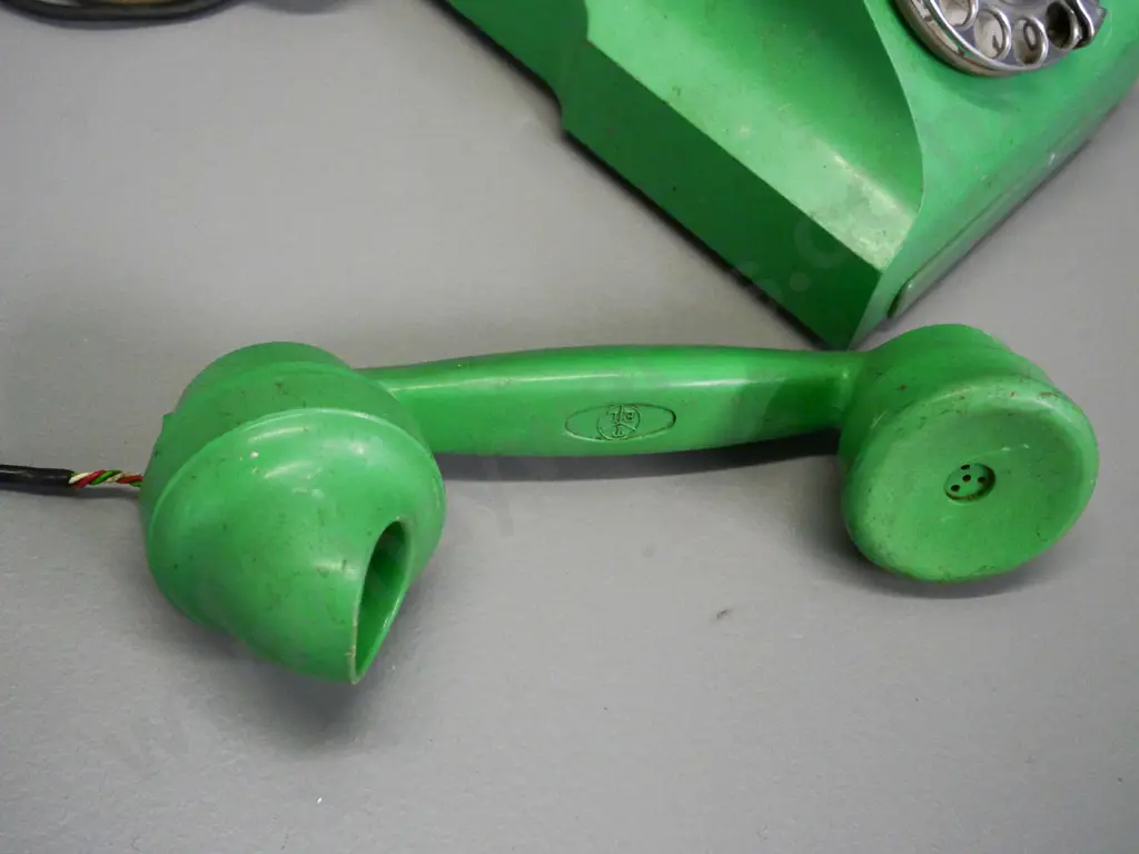 vintage green bakelite/plastic dial telephone - dial return spring is sluggish Image 1++