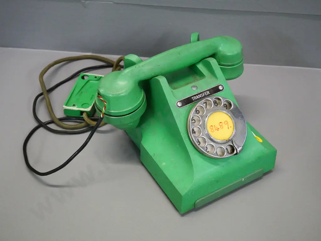vintage green bakelite/plastic dial telephone - dial return spring is sluggish Image 1++