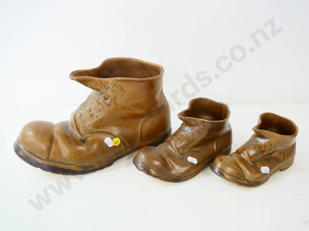 3 Temuka pottery boots - largest one is H-160 L-300 Image 1++