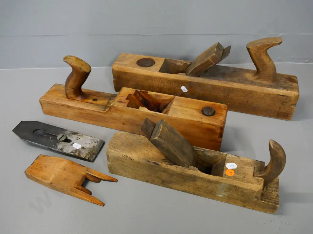 3 vintage wooden hand planes - largest one is L-430 Image 1++