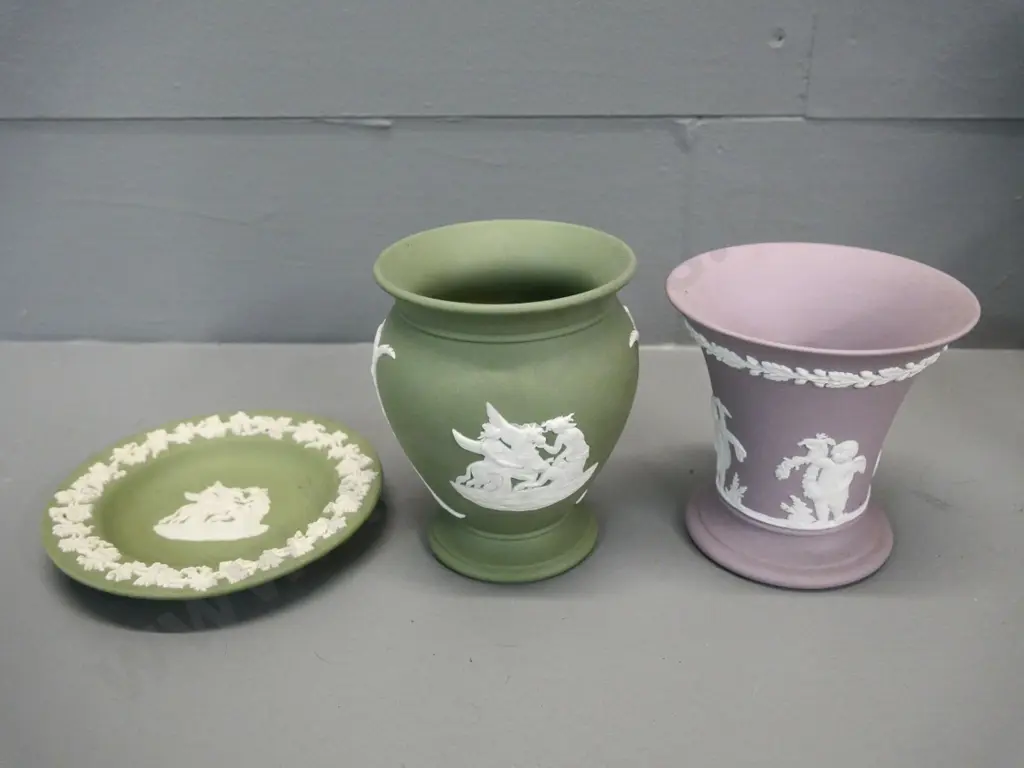 3 pieces of Wedgwood Jasperware - 2 green, one lavender, tallest vase is H-100 Image 1++