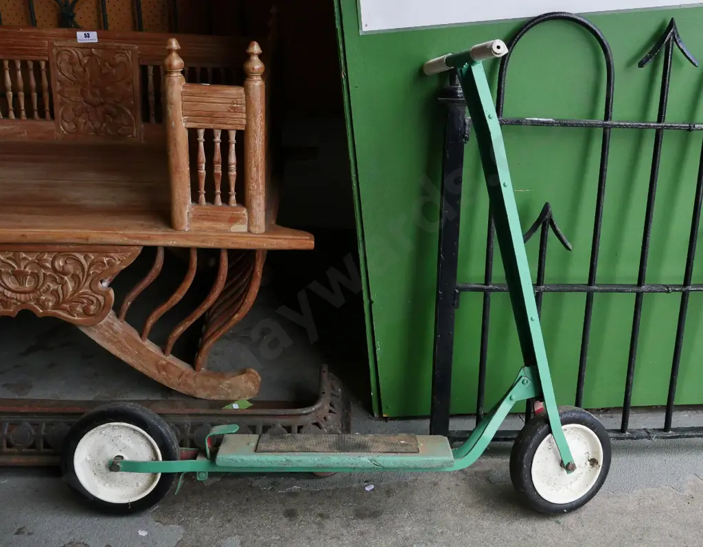 vintage scooter - repainted at some point H-800 L-950 Image 1++