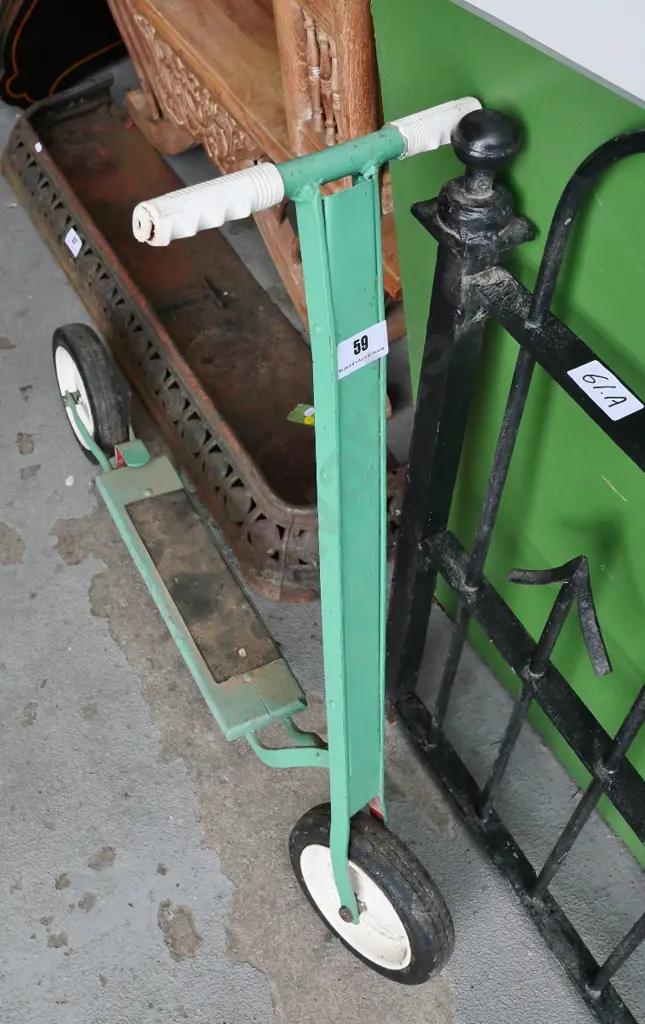 vintage scooter - repainted at some point H-800 L-950 Image 1++