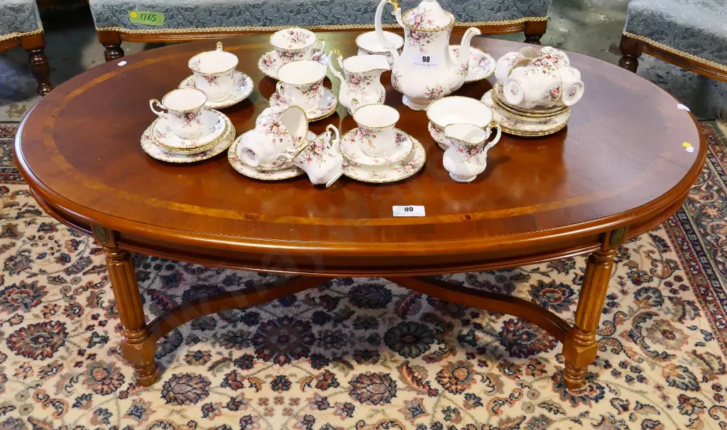 mahogany oval coffee table with fluted legs, stretcher base, quartered and banded veneer top H-430 L-1220 W-700 Image 1++