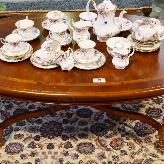 mahogany oval coffee table with fluted legs, stretcher base, quartered and banded veneer top H-430 L-1220 W-700