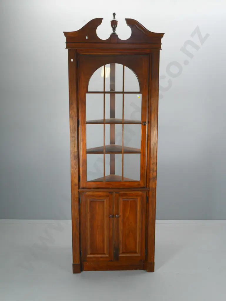 American-colonial-style corner cabinet (open back, no sides) with pediment top, 1 glazed, 2 solid doors H2300 W760 D390 Image 1++