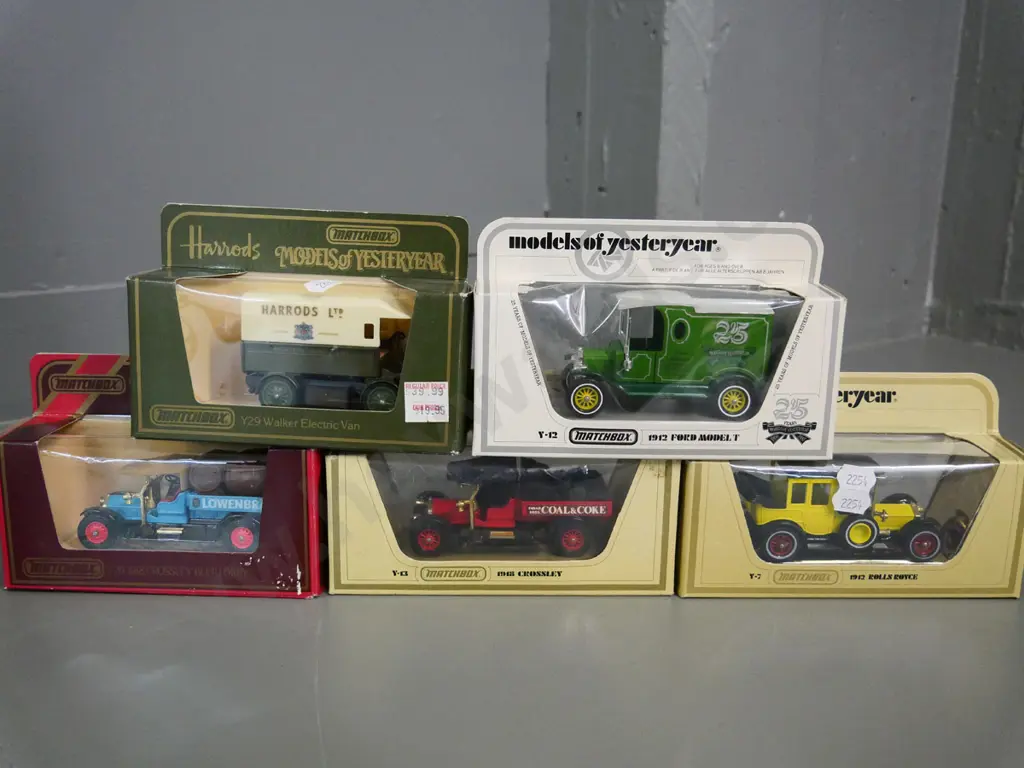 5 boxed Models of Yesteryear die-cast vehicles - 4 delivery trucks and a car Image 1++