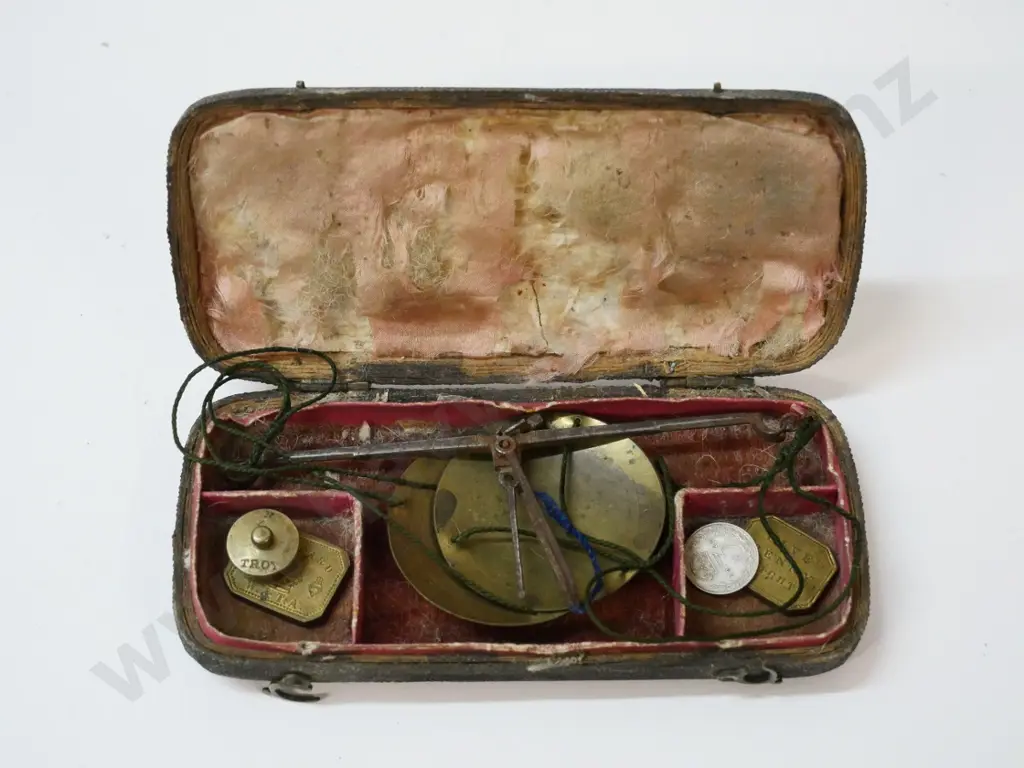 vintage gold scales in hard case with some weights Image 1++