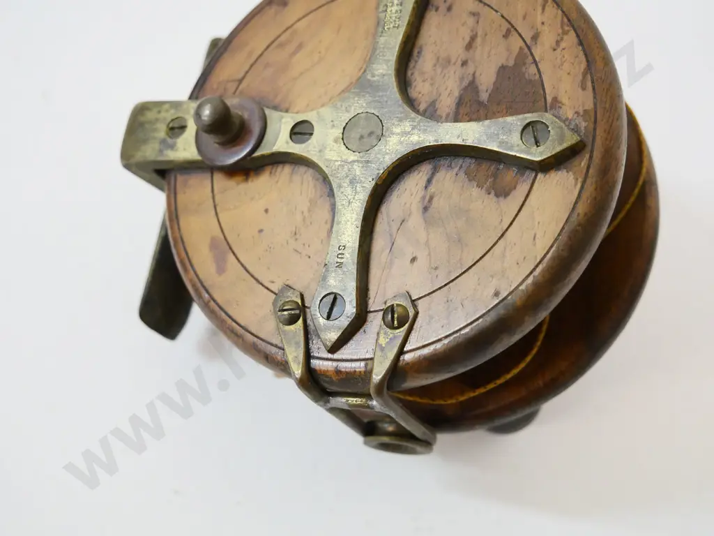 vintage wood and brass "Sun" fly fishing reel - diameter 100 Image 1++